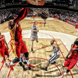 开云体育 kaiyun sports-球场外的“战场”：媒体、裁判与球迷的角力，篮球场外是什么意思